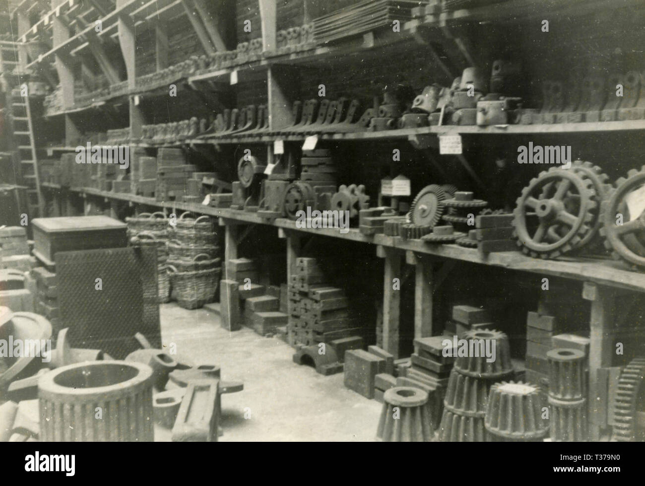 Depósito de fábrica en horno Filippi, Castelnuovo di Magra, Italia 1950 Foto de stock