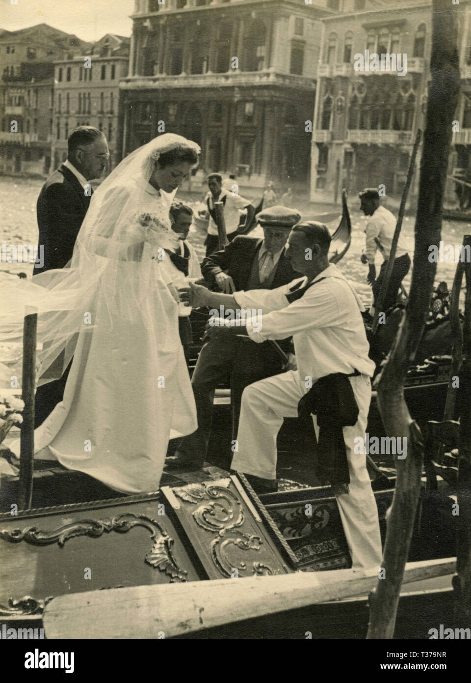 La novia en góndola, Venecia, Italia 1930 Foto de stock