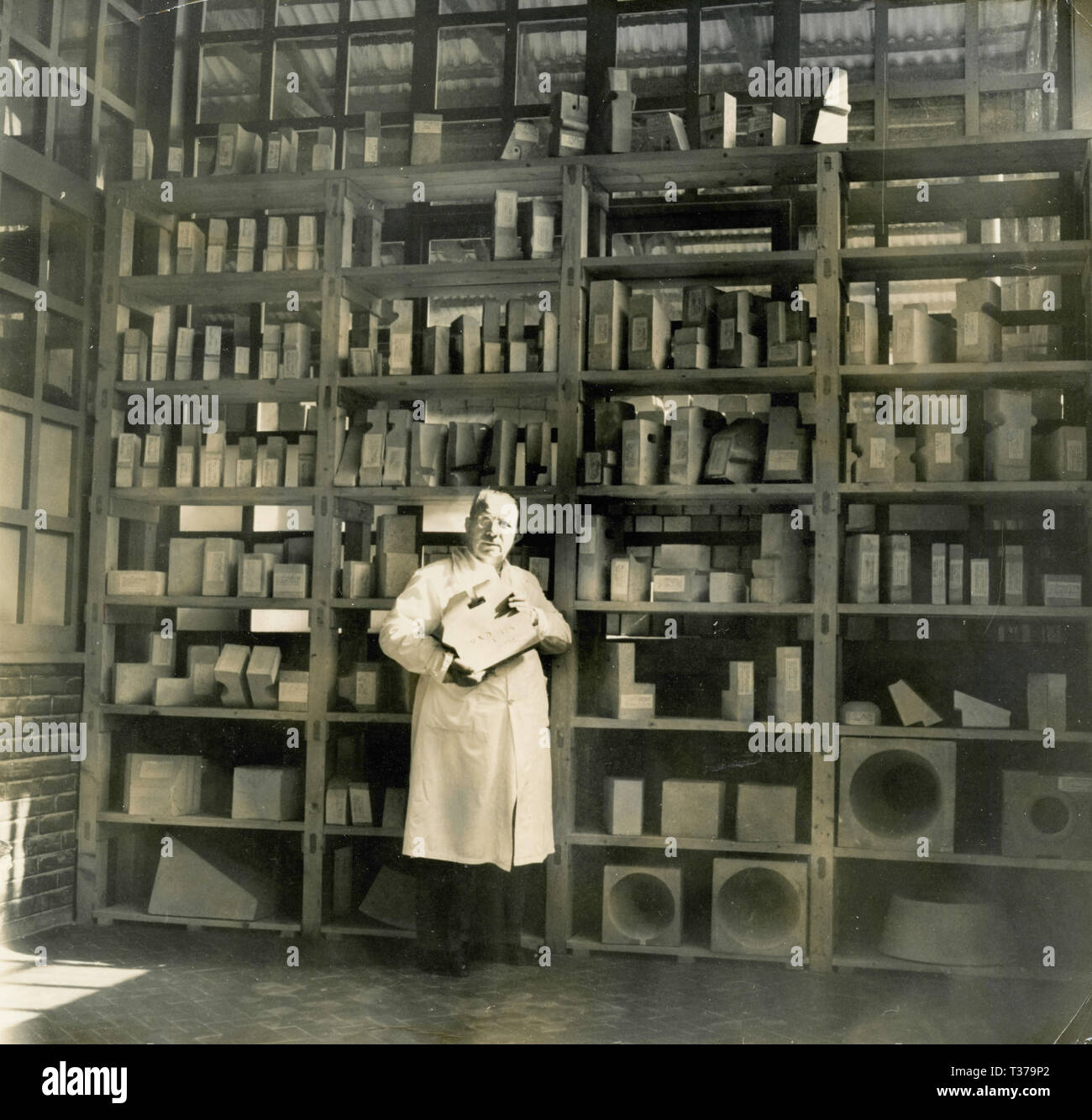 Trabajador en horno Filippi, Castelnuovo di Magra, Italia 1953 Foto de stock