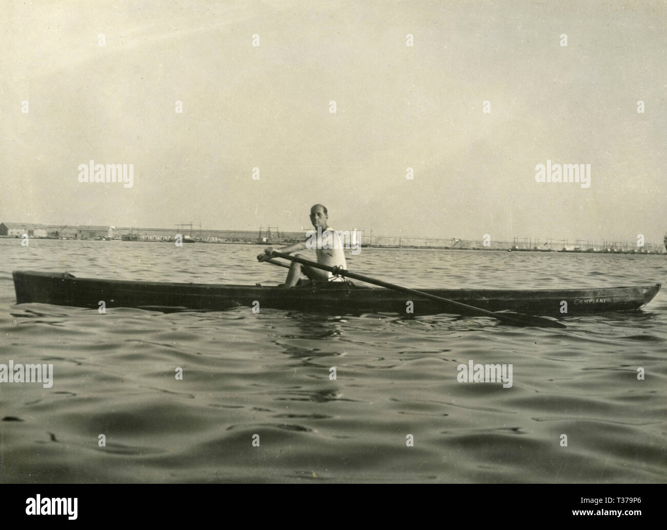 Hombre remando en una canoa, Italia 1920 Foto de stock