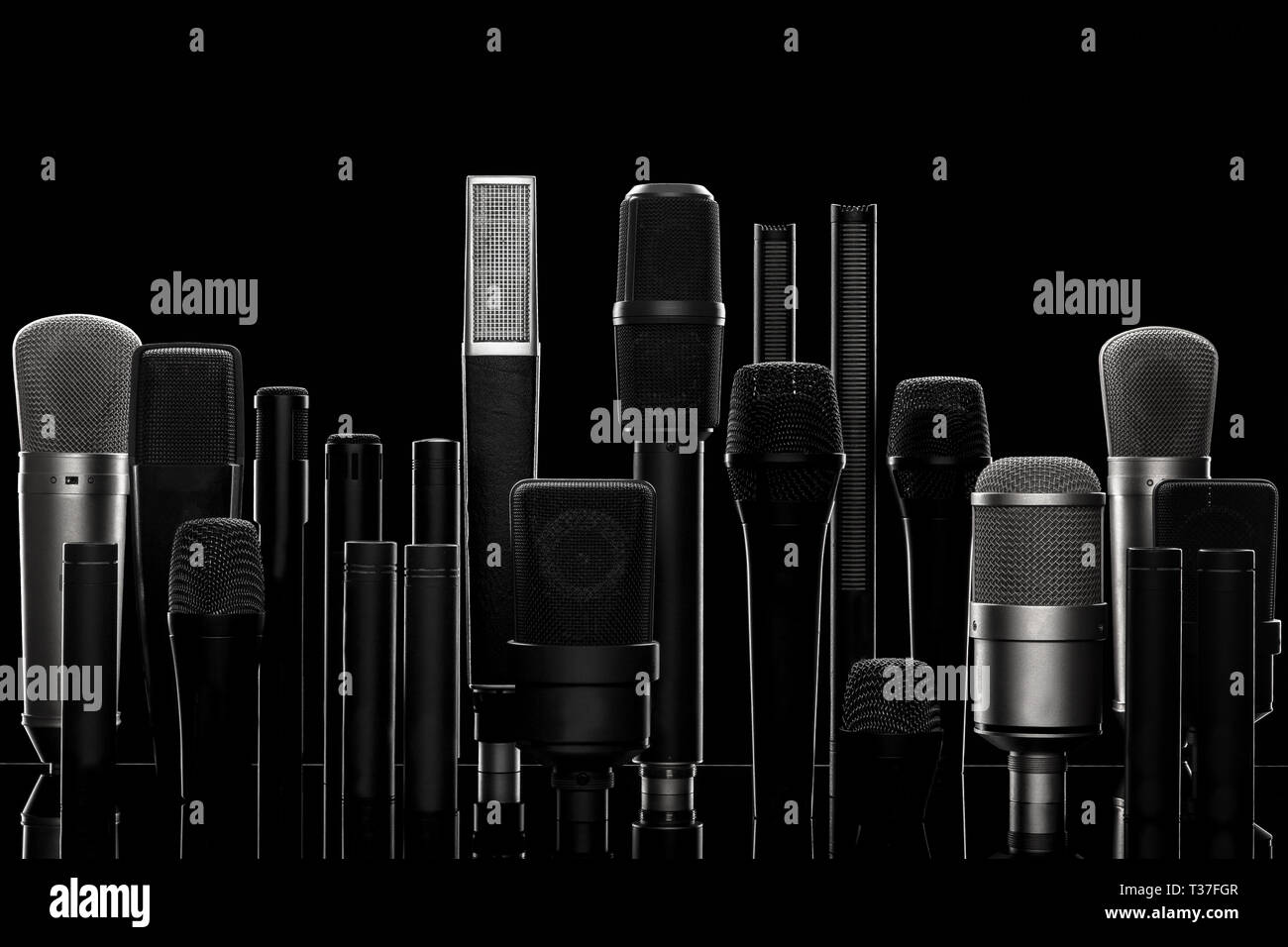 Conjunto de micrófonos como horizonte Foto de stock
