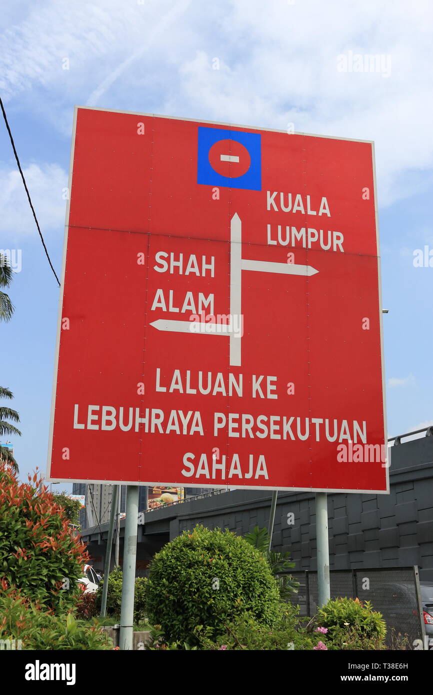 Las señales de la carretera de Malasia en Kuala Lumpur, Malasia - Foto de stock