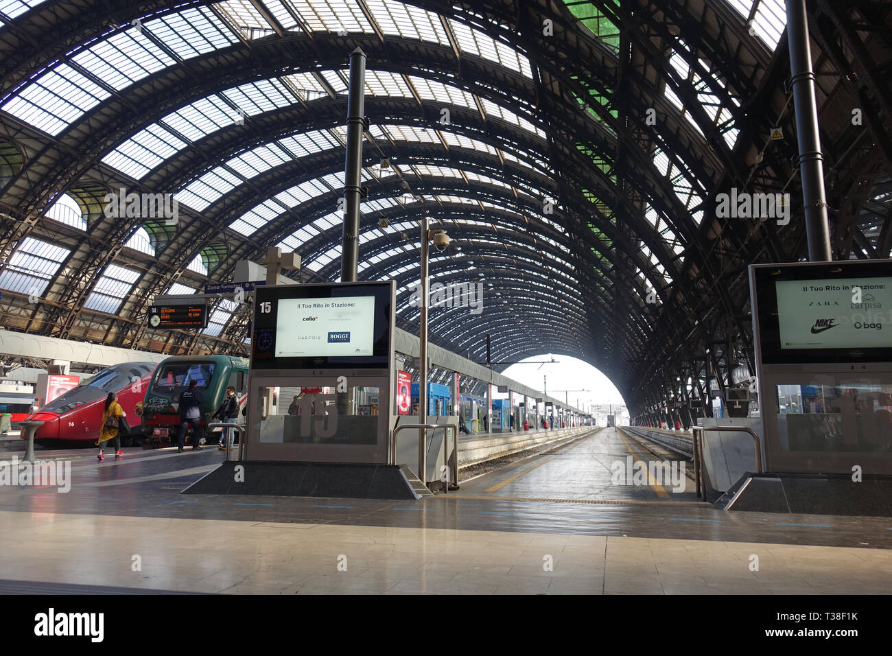 Milán, Italia. Los trenes de alta velocidad en la estación de la Estación  Central de Milán Fotografía de stock - Alamy