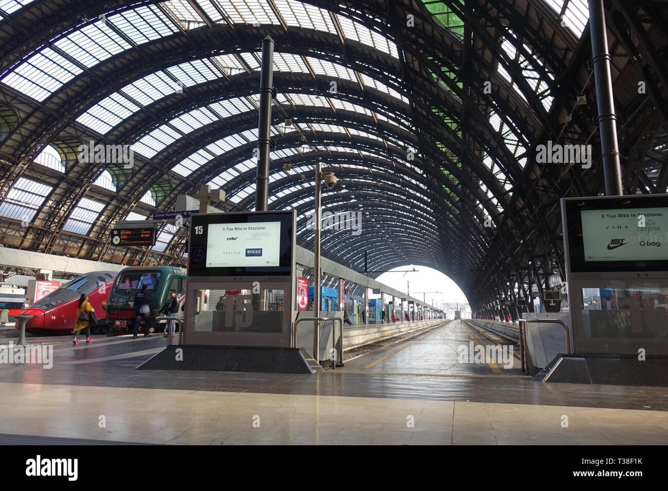 Vástago Fuera estante Milán, Italia. Los trenes de alta velocidad en la estación de la Estación  Central de Milán Fotografía de stock - Alamy