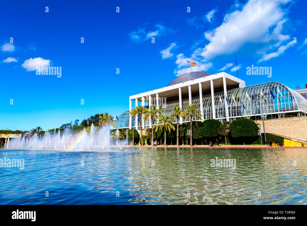 Palau de la Música de València y fuente, Valencia, España Foto de stock