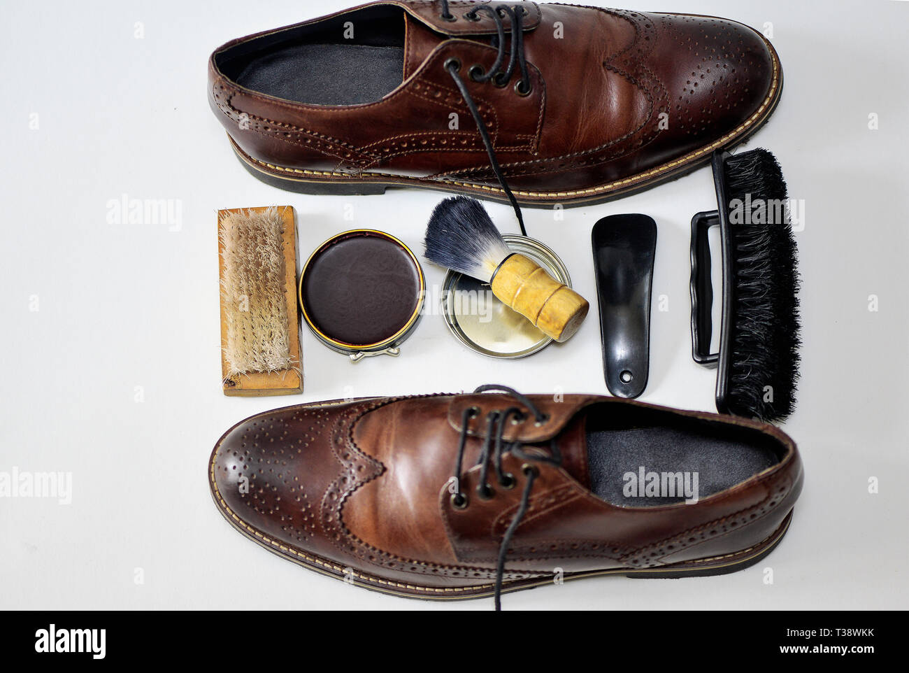 Bastante usado par de zapatos marrón con betún, cepillo de púas Zapata, árbol, relleno de pie y otros accesorios. Foto de stock