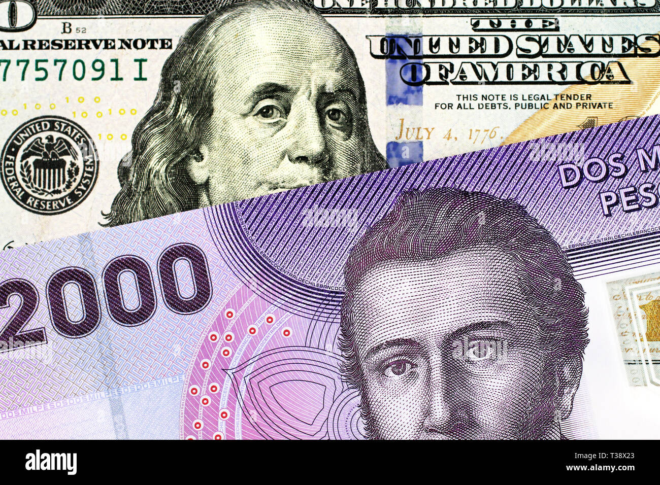 Una imagen de cerca de dos mil pesos chilenos púrpura Bank note con un  azul, crujiente de cien dólares americanos en modo macro Fotografía de  stock - Alamy