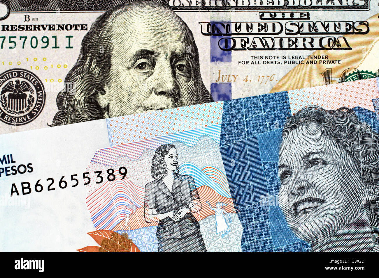 Una imagen macro de una azul, dos mil pesos colombianos nota con un banco  azul, crujiente de cien dólares americanos bill cerrar Fotografía de stock  - Alamy