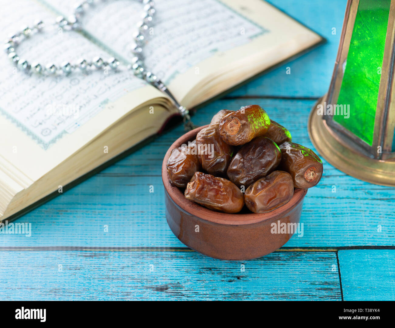 Objetos tradicionales del mes sagrado del Ramadán en la tabla Foto de stock