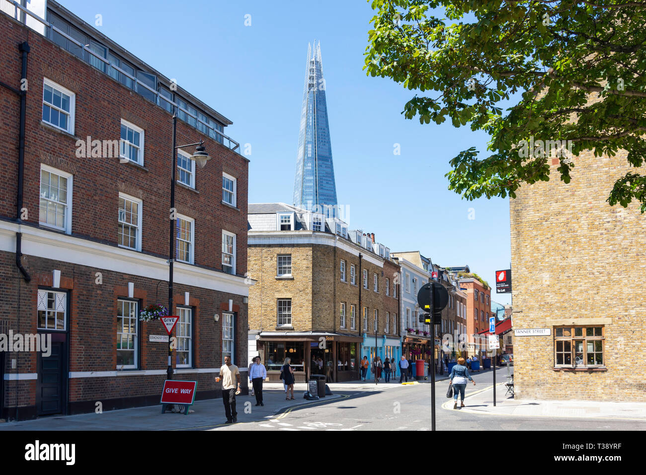 Bermondsey street mostrando el Shard edificio, Bermondsey, Royal Borough de Southwark, Greater London, England, Reino Unido Foto de stock