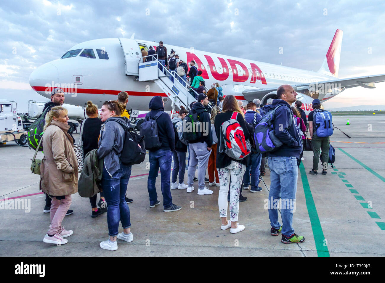 Pasajeros antes de embarcarse en el avión de embarque Lauda MOTION Airline Airbus A320, de Valencia, España Europa España Fotografía de stock Alamy