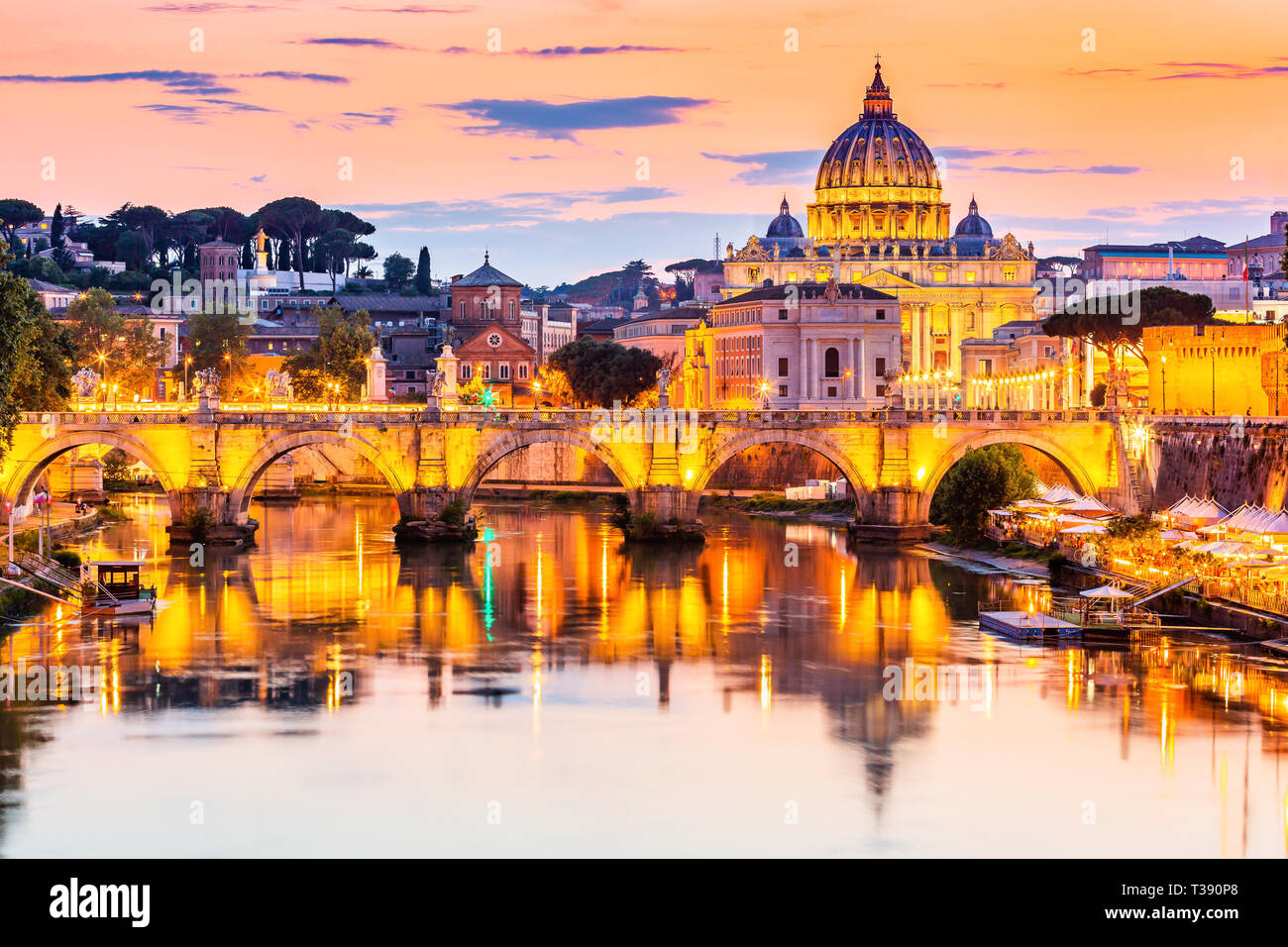 Ciudad del Vaticano. La Basílica de San Pedro y el puente de Sant'Angelo, a lo largo del río Tíber. Roma, Italia. Foto de stock