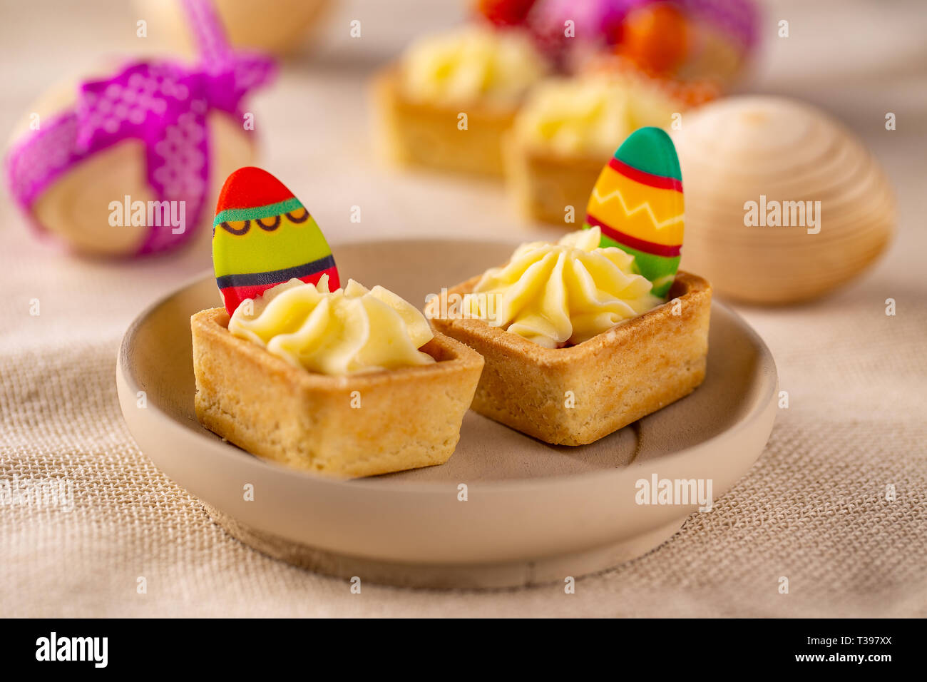 Mini tartaletas con queso en crema decorado con huevo de Pascua de  chocolate Fotografía de stock - Alamy