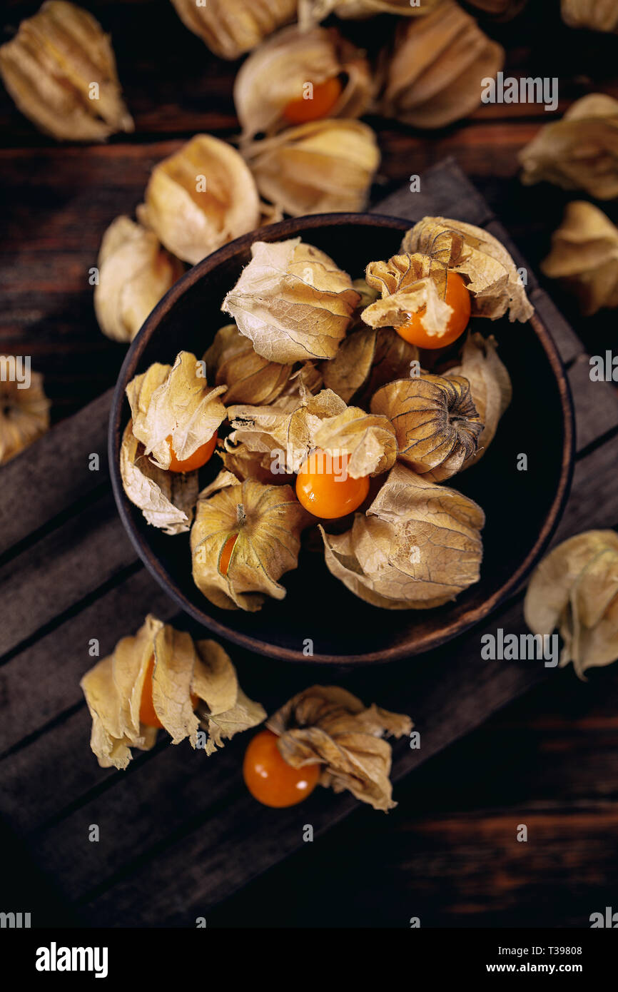 Physalis peruviana fruta con cáliz en un tazón, laicos plana Foto de stock