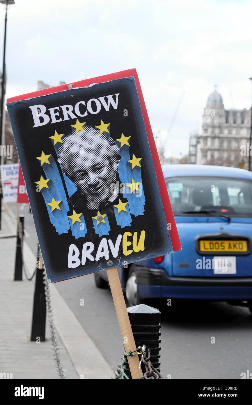 John Bercow sonriendo en pro UE Brexit carteles fuera de las casas del parlamento en Westminster, Londres, Inglaterra el 4 de abril de 2019 Kathy DEWITT Foto de stock