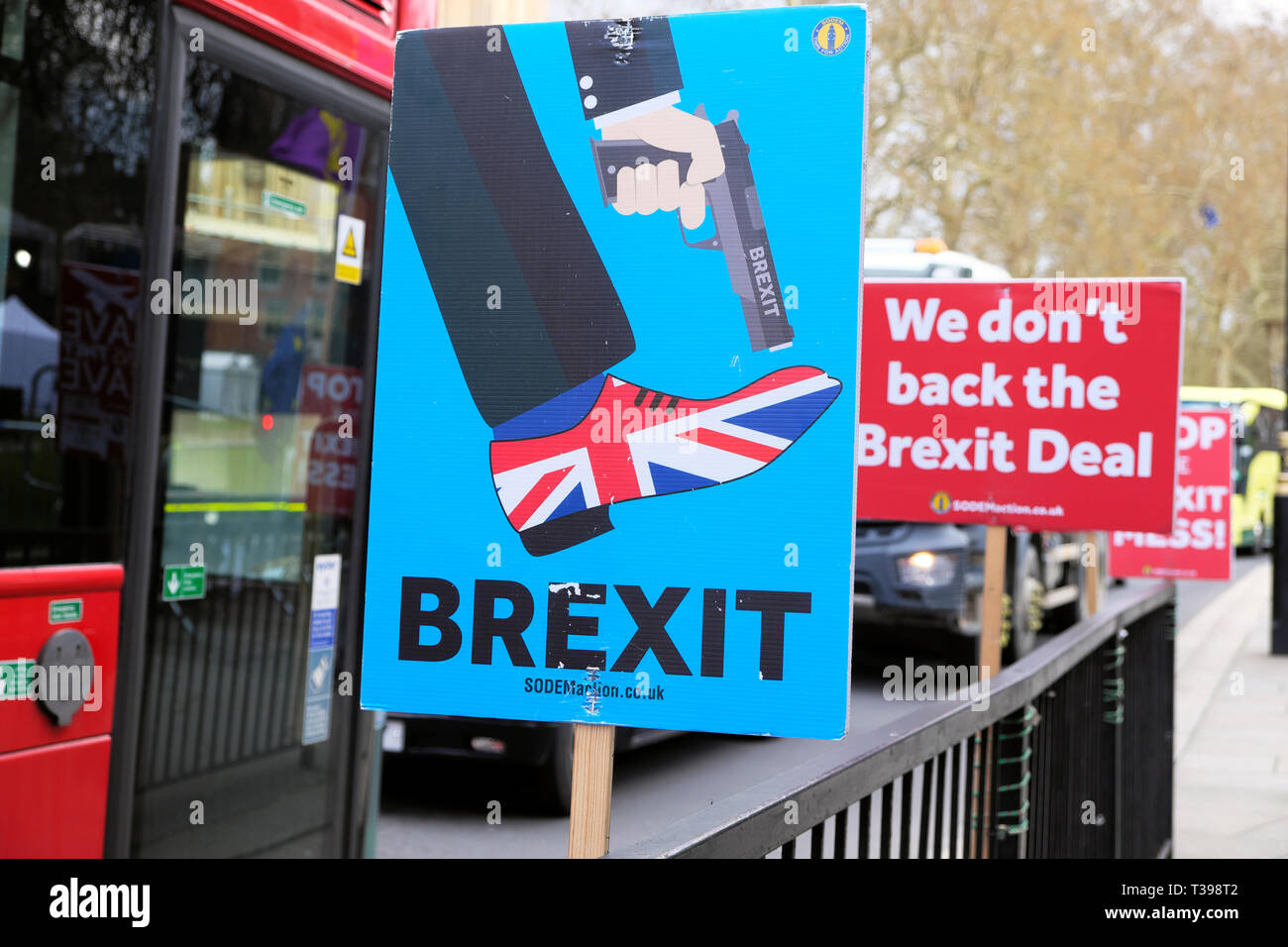 Pistola SODEM Anti-Brexit Union Jack zapato poster 'Shoot usted mismo en el pie' fuera del parlamento en Westminster, Londres, Reino Unido el 4 de abril de 2019 Kathy DEWITT Foto de stock