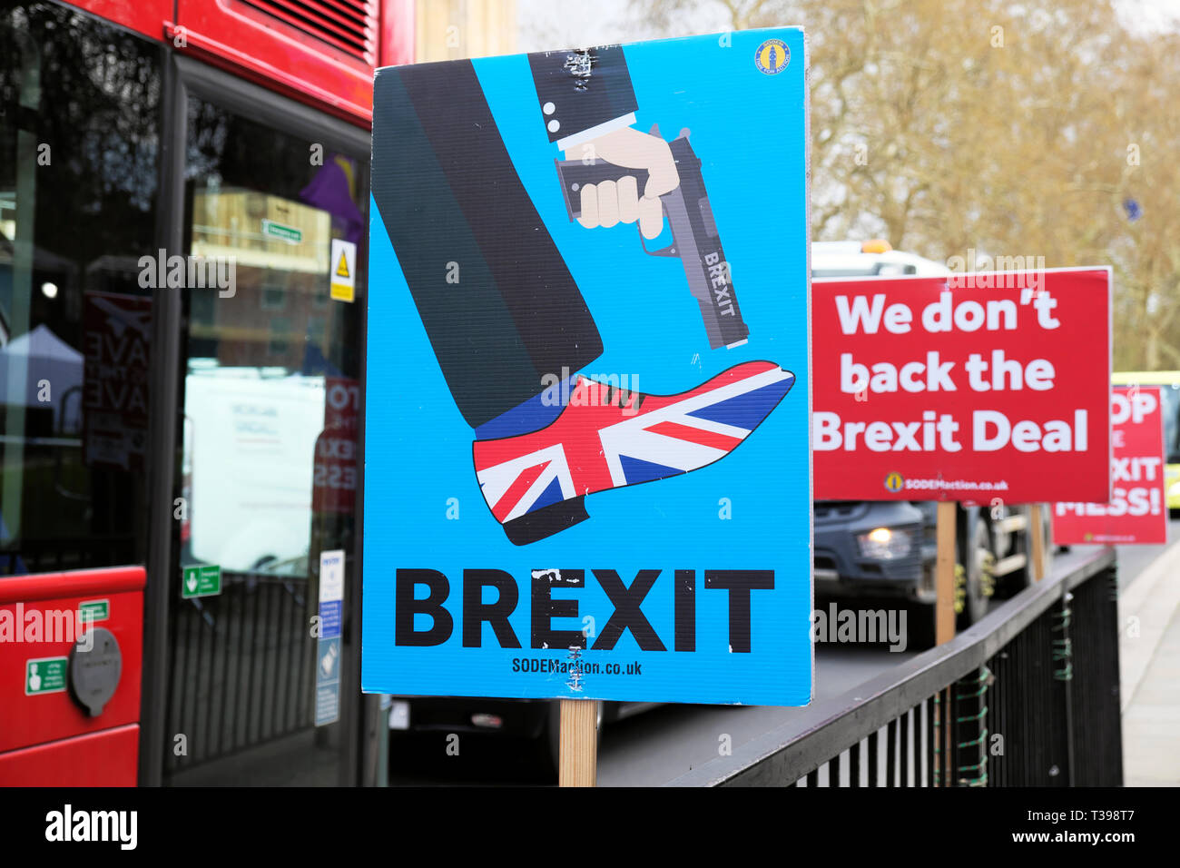 Pistola SODEM Anti-Brexit Union Jack zapato poster 'Shoot usted mismo en el pie' fuera del parlamento en Westminster, Londres, Reino Unido el 4 de abril de 2019 Kathy DEWITT Foto de stock