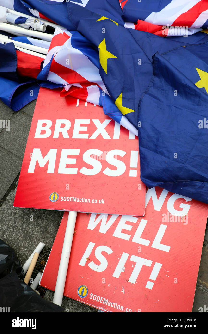 Mess Remainers Brexit pancartas y banderas, situada en la calle fuera de las Casas del Parlamento Westminster Londres England Reino Unido 4 de abril de 2019 Kathy DEWITT Foto de stock