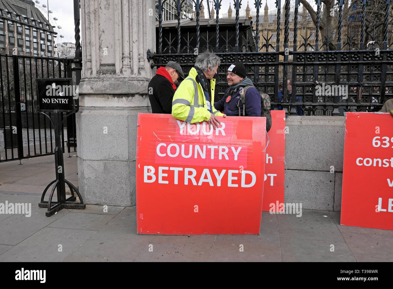 Brexit carteles partidarios de abandonar la UE "traicionado" de su país a las casas del parlamento en Westminster, Londres, Inglaterra el 4 de abril de 2019 Kathy DEWITT Foto de stock