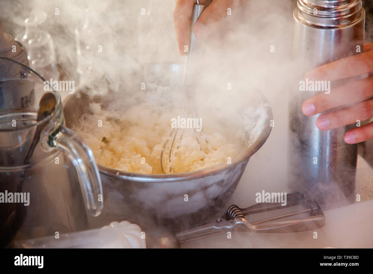 Hacer Helado Con Nitrogeno Liquido Profesionales De La Cocina Fotografia De Stock Alamy