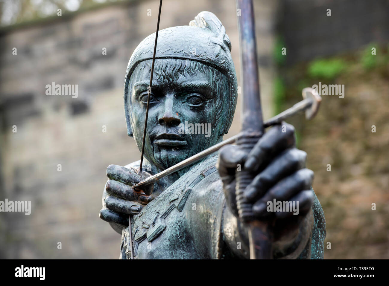 El recién reparado estatua de Robin Hood, el castillo en el centro de la ciudad de Nottingham, Nottinghamshire Inglaterra Foto de stock