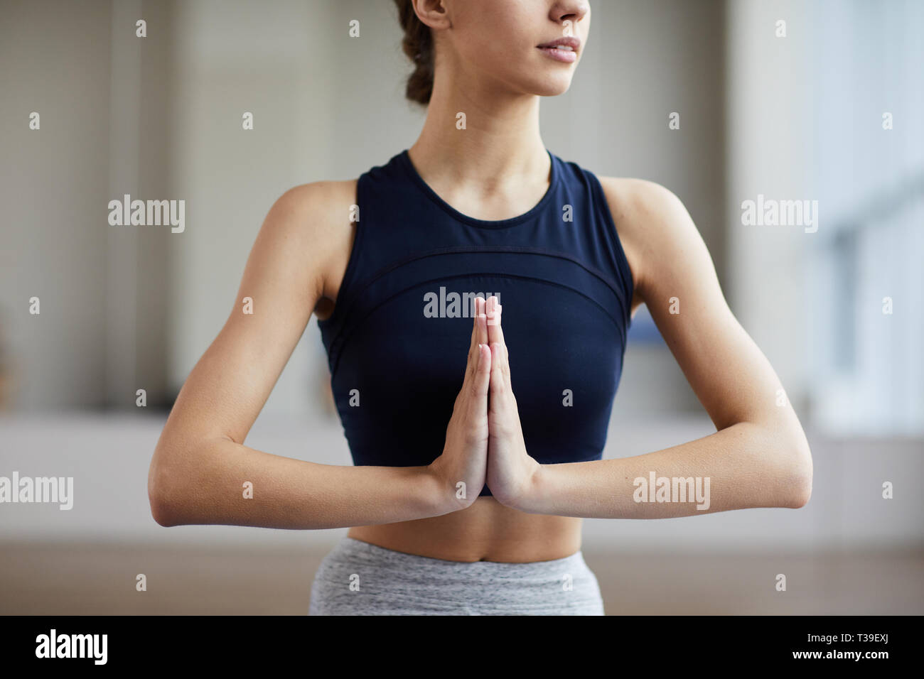 Mujer uniendo las manos en gesto Namaste Foto de stock