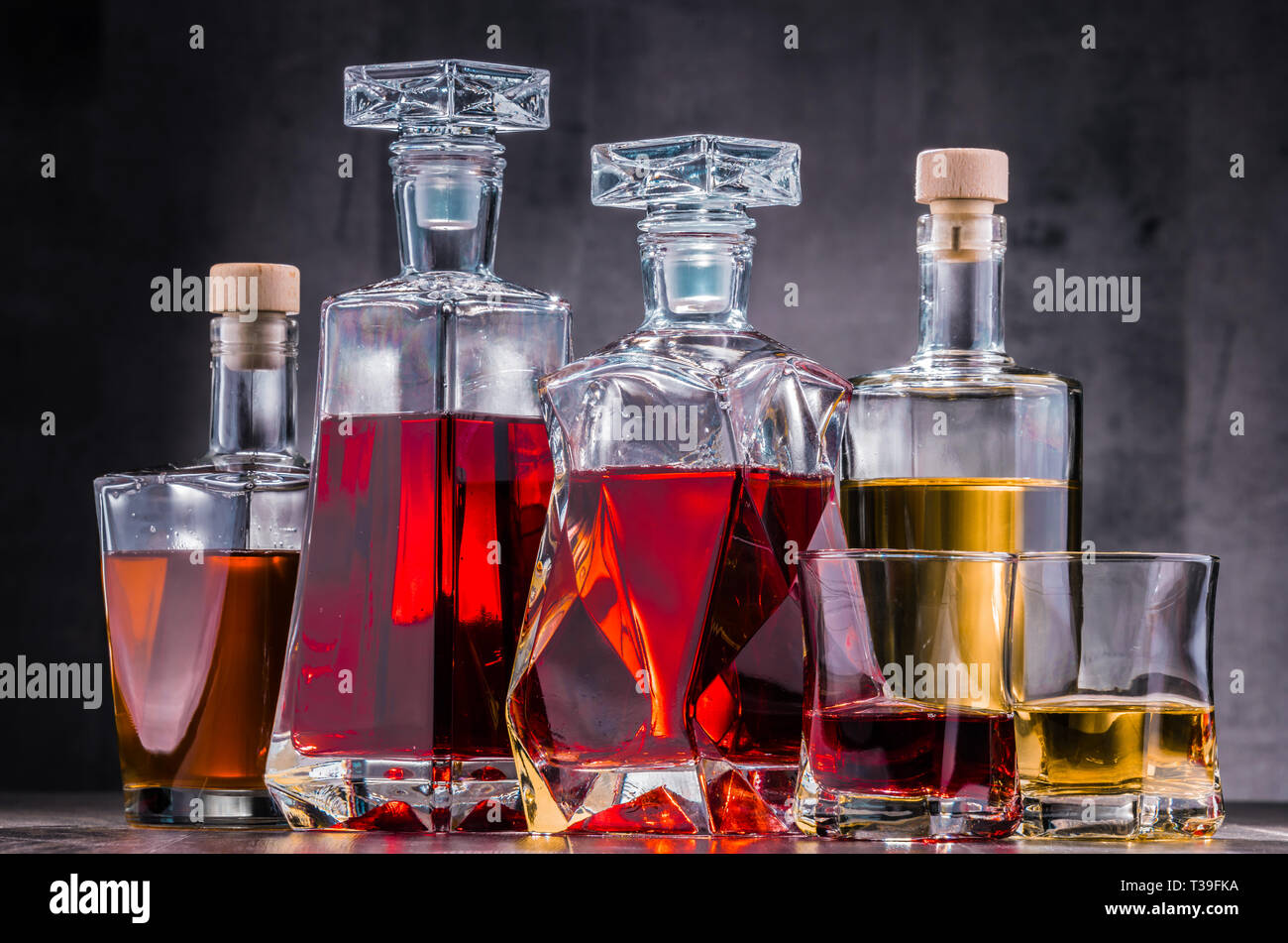 Composición con garrafa y botellas de surtido de bebidas alcohólicas. Foto de stock