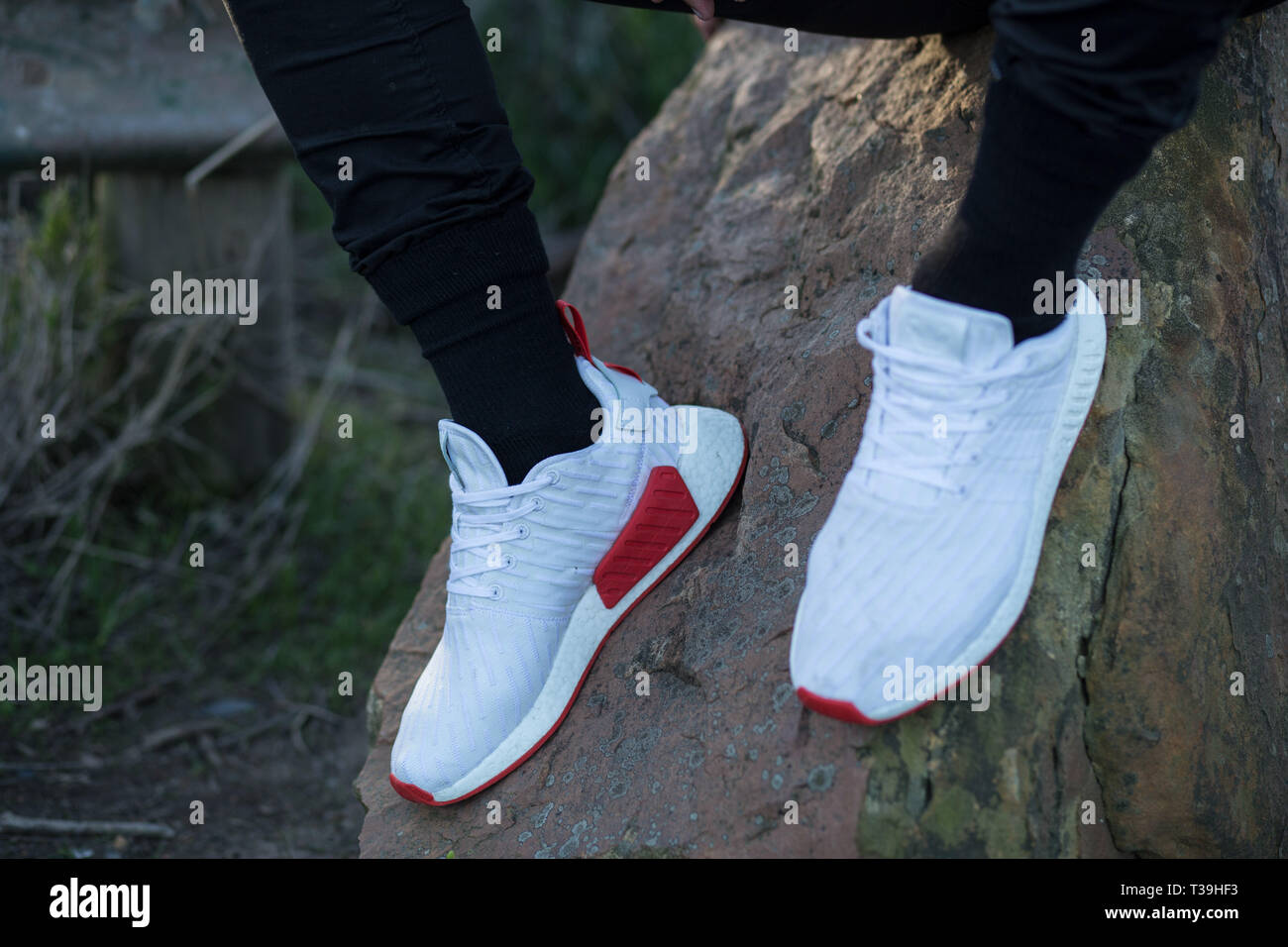 Ciudad del Cabo, Sudáfrica. 03 de abril de 2019. El blanco y el Rojo Adidas  Sneakers NMD Fotografía de stock - Alamy