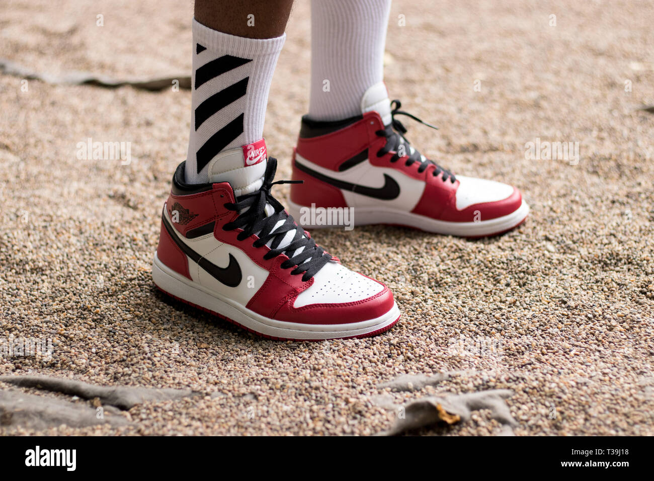 Zapatillas jordan rojas fotografías e imágenes de alta resolución -