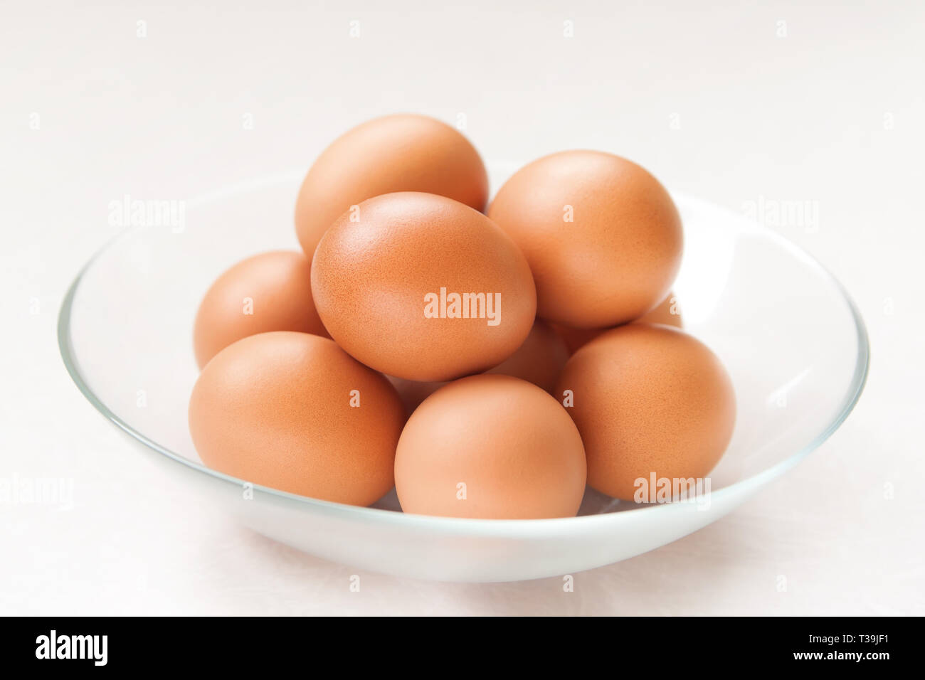 El plato de la gallina de los huevos de color marrón fresco Foto de stock