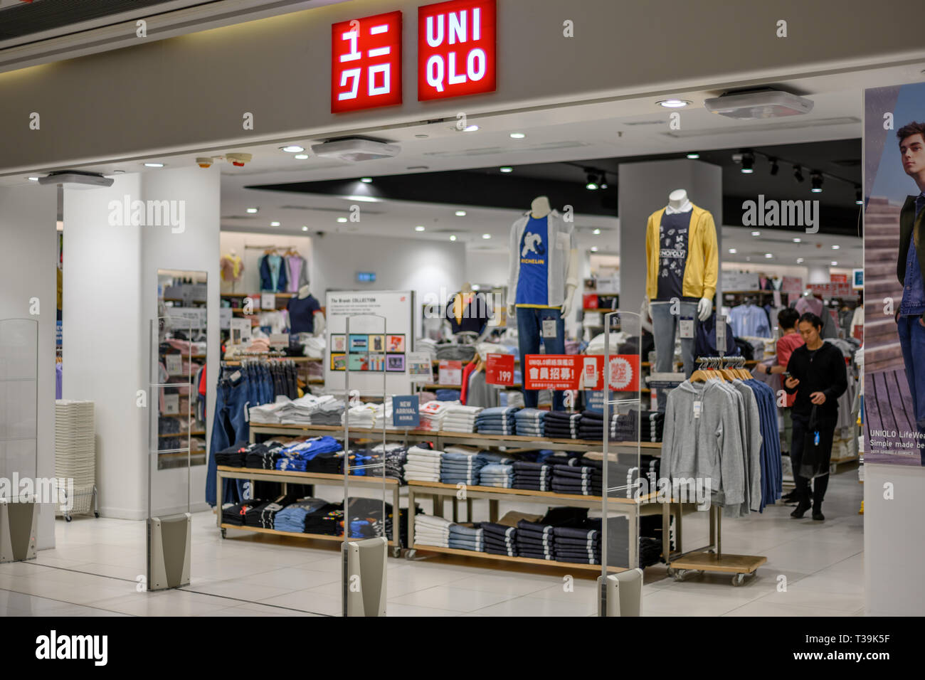 HONG KONG, CHINA - Mar 4, 2019: Uniqlo tienda de ropa en Hong Kong. Uniqlo  es una tienda de moda japonés famoso por su moda rápida y asequible de  coágulo Fotografía de stock - Alamy