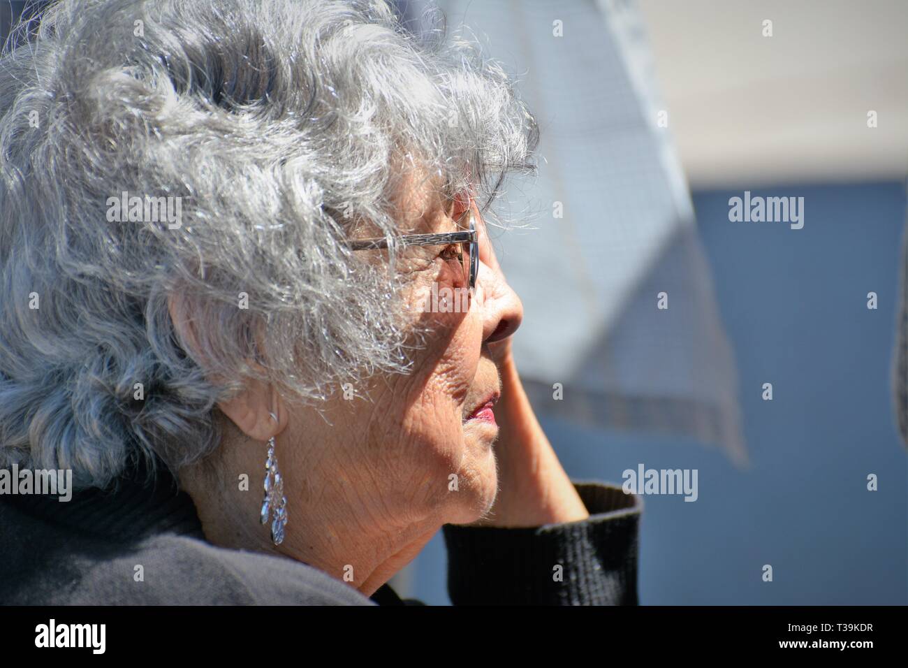 Senior abuela mexicana real mirando a su nieto en el evento con gafas de sol en un día soleado en Santa Maria California EUA América Foto de stock