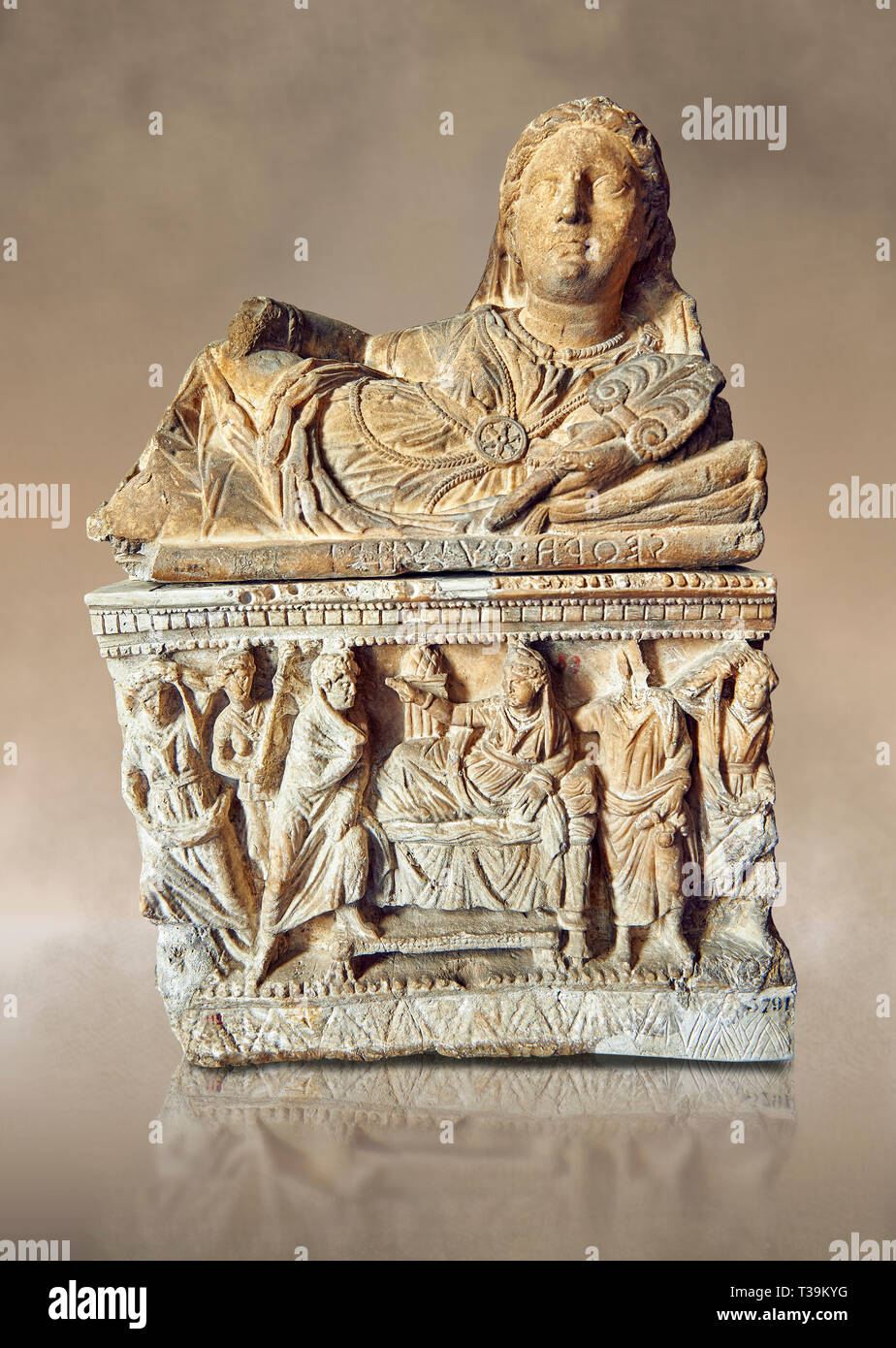 Estilo helenístico cinerary etrusco, funreary, urn , el Museo Arqueológico Nacional de Florencia, Italia. Foto de stock