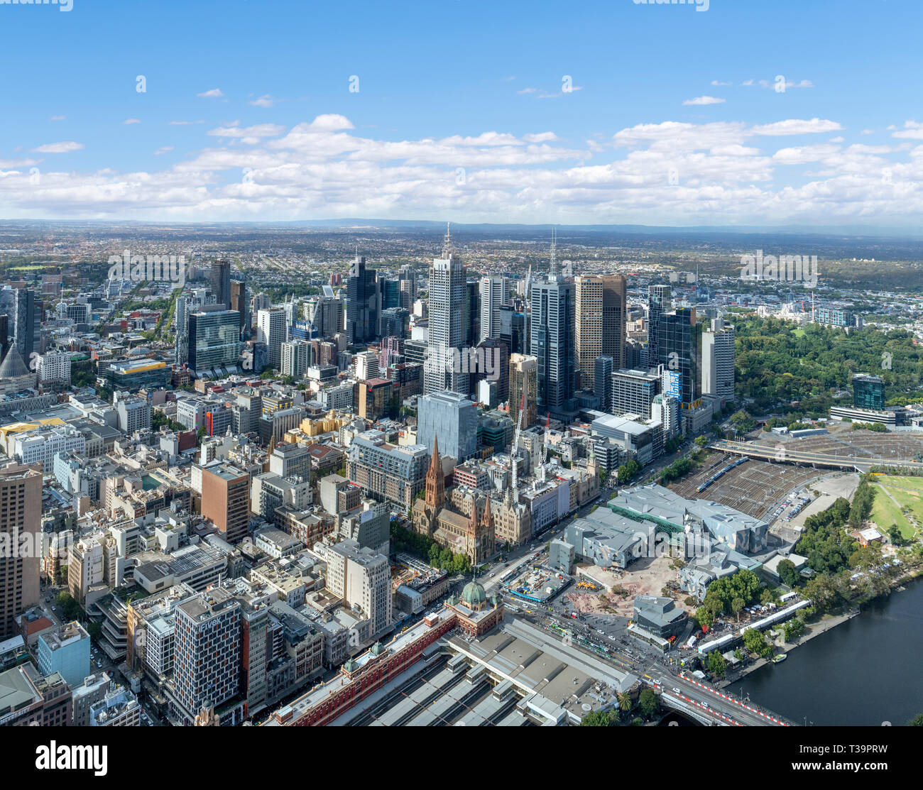 Paisaje urbano de Melbourne. Vista aérea a través de la estación de Flinders Street, Federation Square y del Distrito Central de Negocios de Torre Eureka, Melbourne, Australia Foto de stock