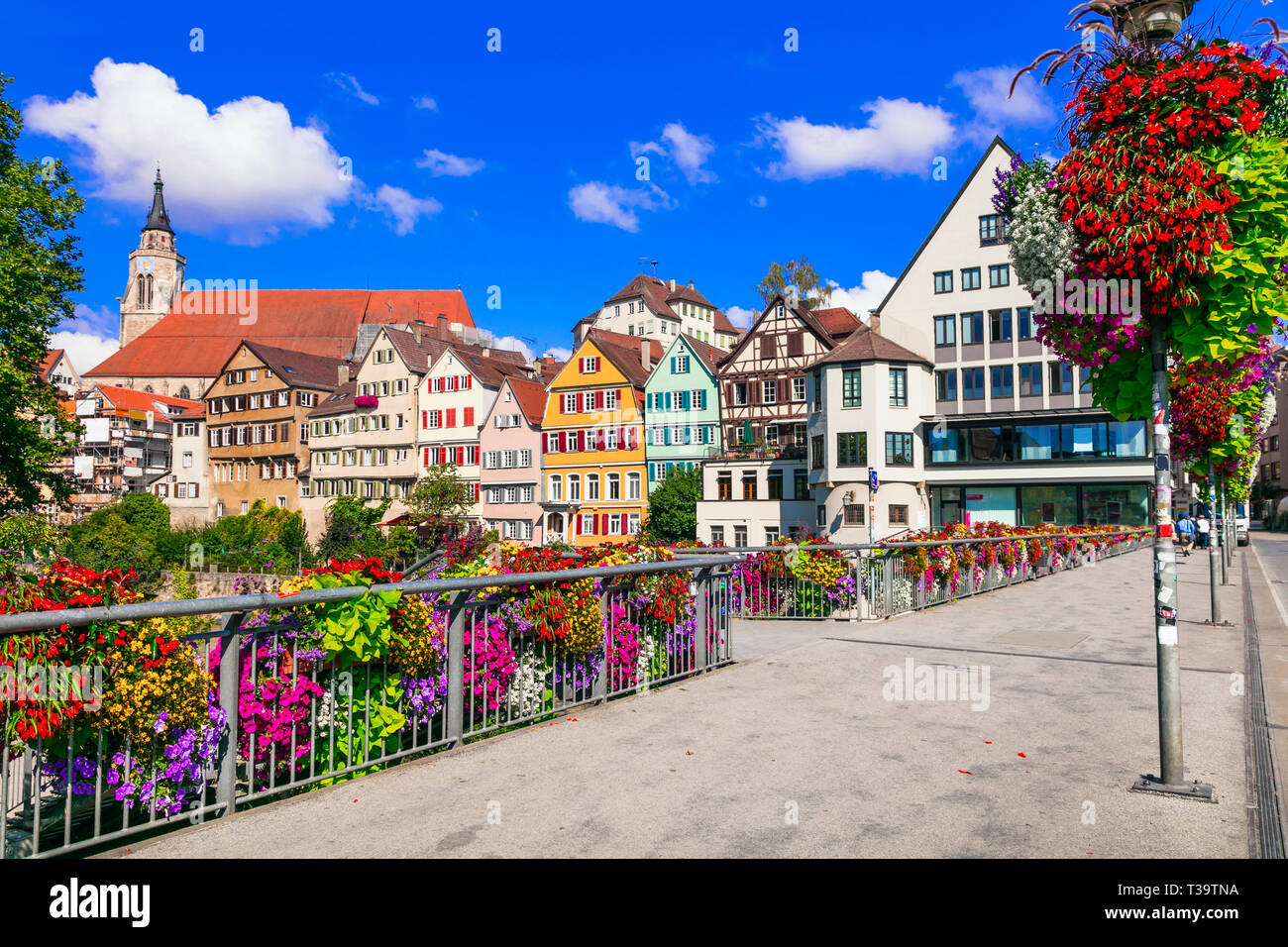 Hermosa ciudad Tubingen,ver con coloridas casas,puente y flores,Alemania Foto de stock