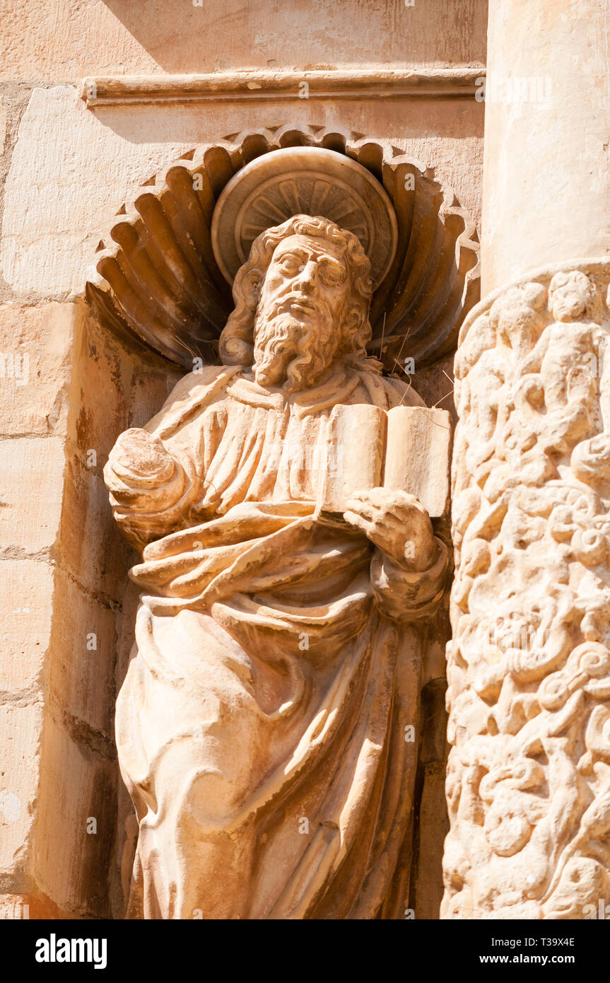 Detalle de la fachada principal de la Iglesia de Santa María, Montblanc, Cataluña, España Foto de stock