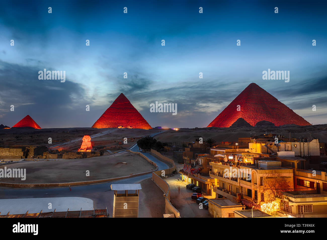 Las pirámides de noche, vista desde los edificios de Giza, Egipto Foto de stock