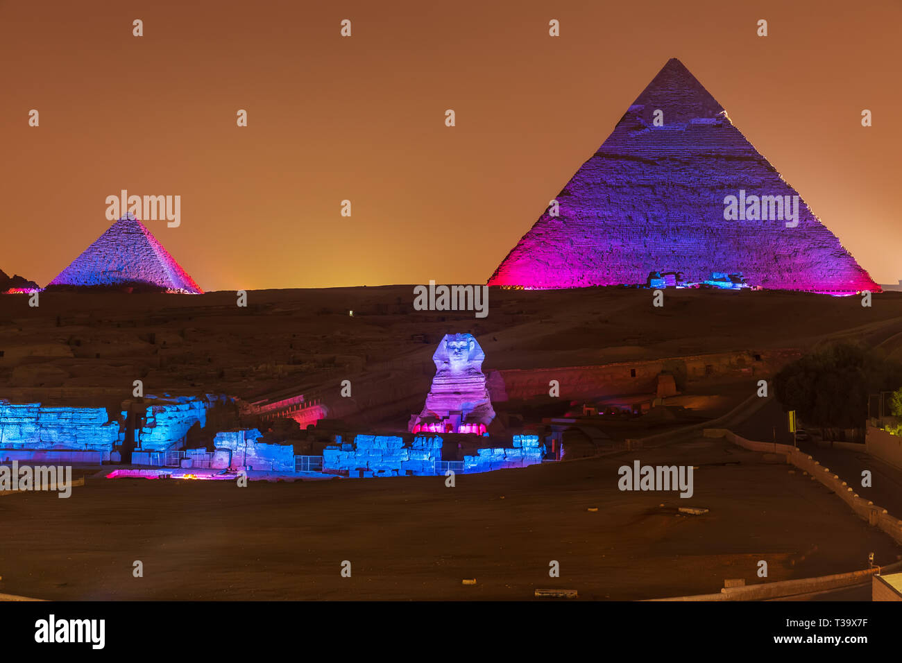 Las pirámides y la Esfinge en las luces nocturnas, en Giza, Egipto Foto de stock