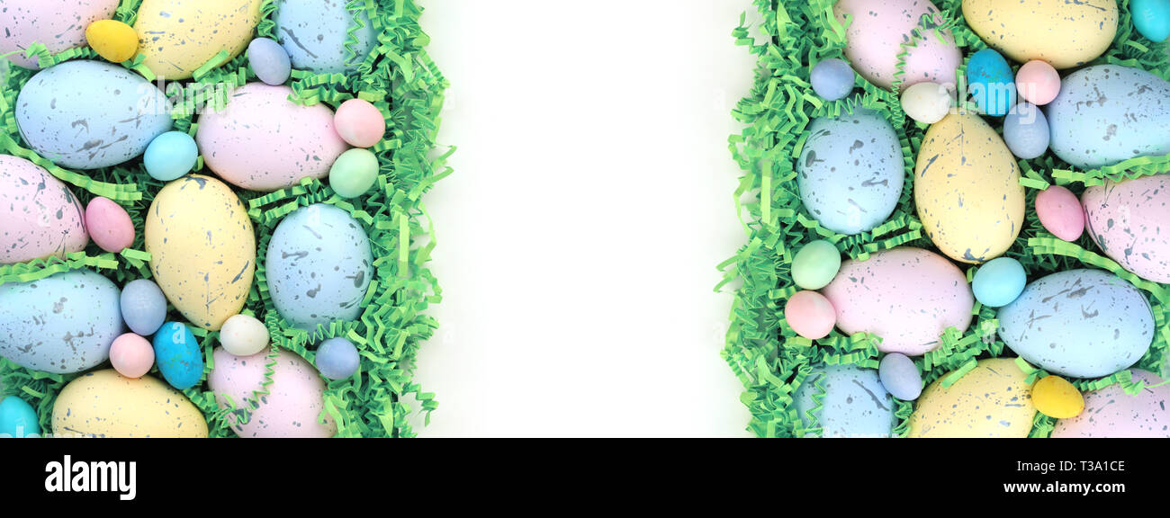 Colección de coloridos huevos de Pascua y dulces de fondo con espacios en blanco. Foto de stock