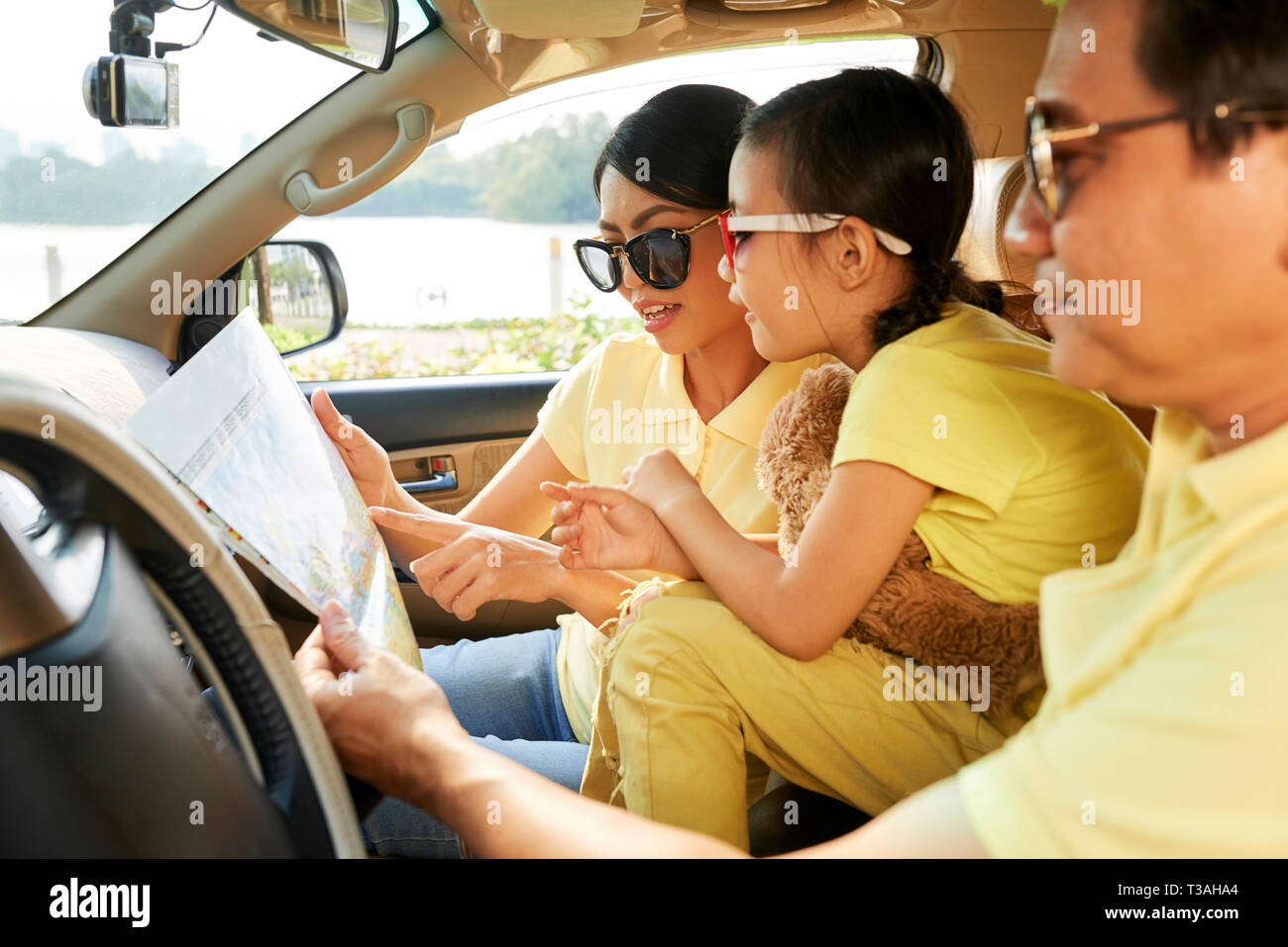 Familia examinando mapa Foto de stock