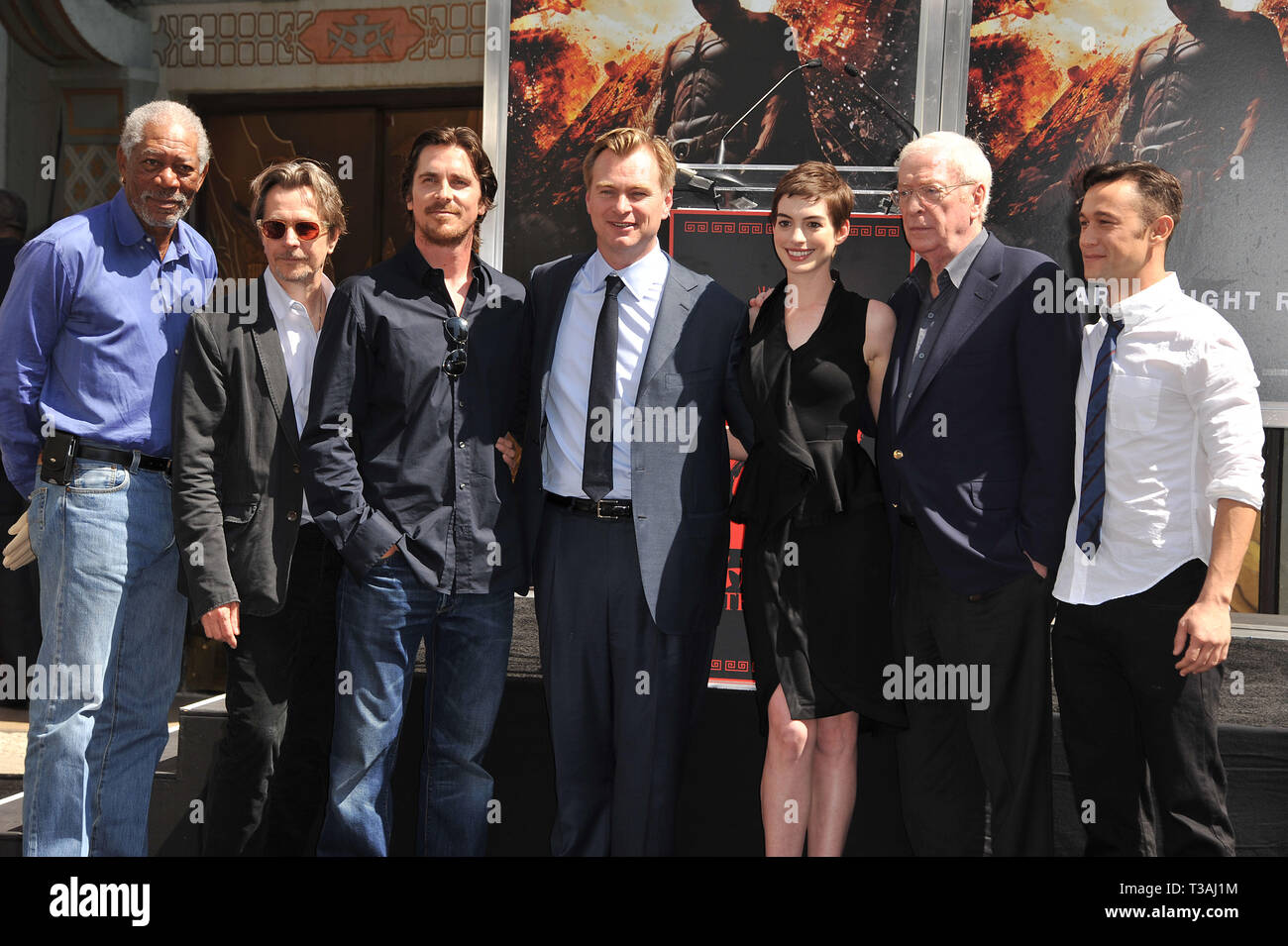 Christopher Nolan fue honrado con la mano y el pie Imprimir ceremonia en el  Teatro Chino de Los Ángeles. El reparto de El Caballero Oscuro Batman  aumenta, Gary Oldman, Michael Caine, Anne