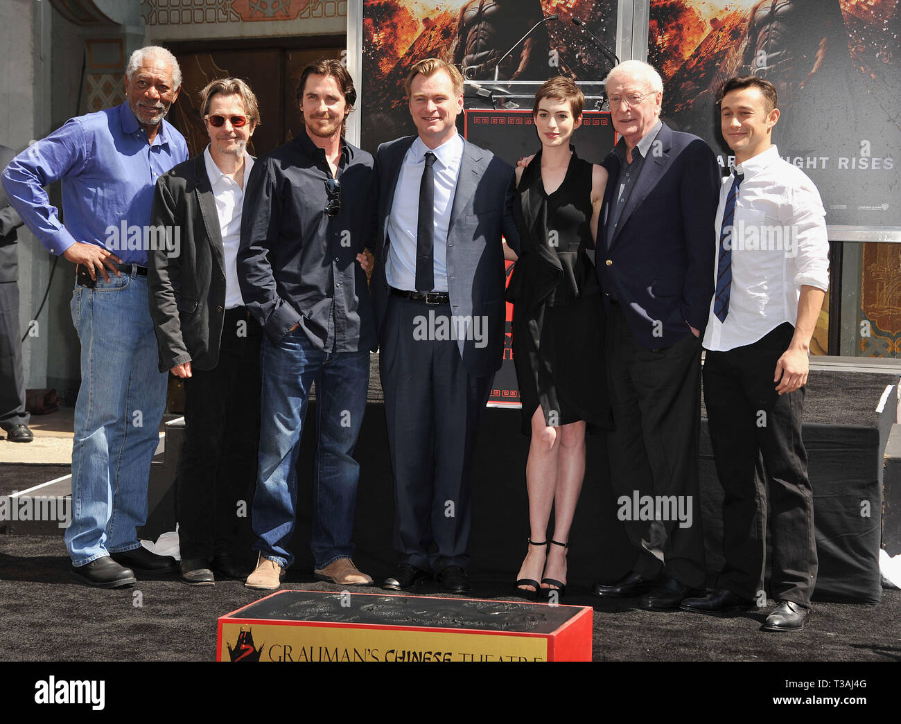 Christopher Nolan fue honrado con la mano y el pie Imprimir ceremonia en el  Teatro Chino de Los Ángeles. El reparto de El Caballero Oscuro Batman  aumenta, Gary Oldman, Michael Caine, Anne