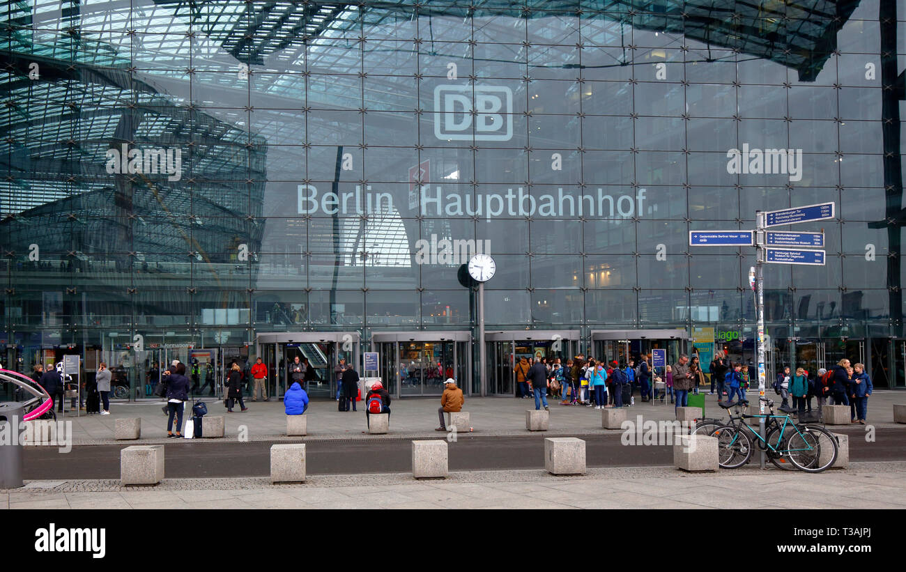 Berlin Hauptbahnhof, la estación de tren principal de Berlín en el lado Washingtonplatz, Alemania Foto de stock