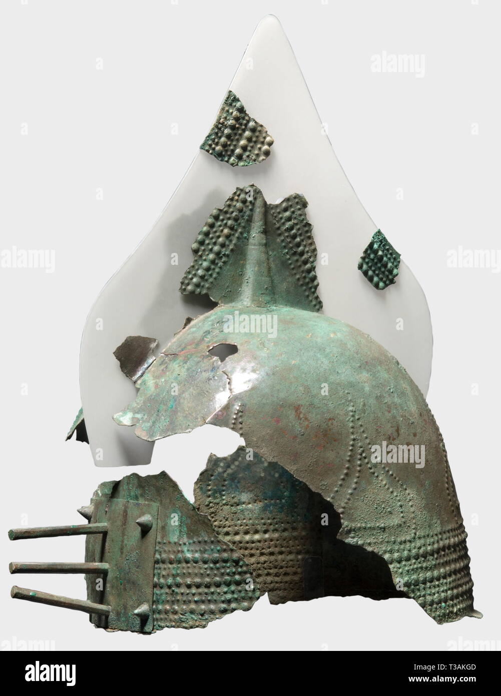 Armaduras, Cascos, yelmo crestado etrusco, a comienzos de la edad de hierro, siglo VIII A.C. Additional-Rights-Clearance-Info-Not-Available Foto de stock
