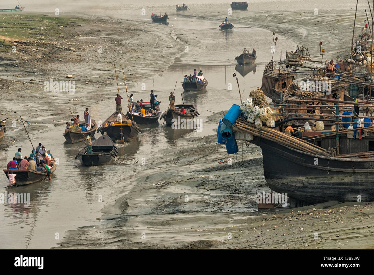 Barcos en el puerto de Chittagong, de la división de Chittagong, Bangladesh  Fotografía de stock - Alamy