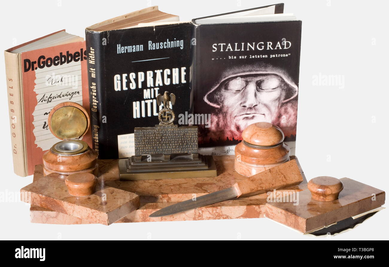 Josef Schuster, un escritorio y libros de la orden de sangre al portador desk set de cuatro piezas de mármol Untersberg. La gran bandeja de pluma (Dimensiones ca. 39,5 x 19 x 16 cm) con tinta de pozos y una central de bronce miniatura del memorial por el profesor Kurt Schmid-Ehmen a los caídos el 9 de noviembre de 1923 en el Feldherrnhalle de Múnich. Incluyó también un secante de tinta, un pisapapeles y un abrecartas. Además de un busto de bronce de Hitler, sin firmar, sobre una base de mármol, 22 cm de altura. Entre los 22 libros (algunos con sello de nombre "Josef Schuster") son: 'Gespräche mit Hitler" por H. Rauschning 1940, la flyl, sólo Editorial-Use Foto de stock