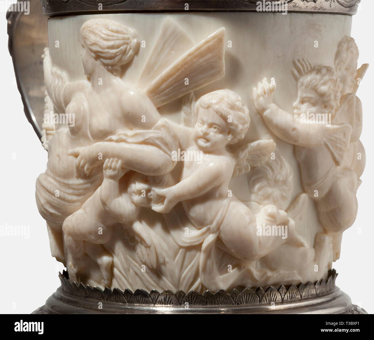 Montado en plata marfil Historism tankard, período en el estilo del siglo XVII, tallados en marfil mostrando un cuerpo reclinable y camarera jugando putti en alto relieve. El montaje de plata repujado con ricas decoraciones en flor y el follaje, las superficies interiores chapados en oro. Tapa de bisagra, el tornillo abrochado empuñadura adornada por un busto de Hermes tridimensional. Fondo y tapa con diversos historicising marcas de plata. 20,5 cm de altura. Peso 825 g. histórico, histórico, del siglo xix, artesanía, artesanía, artesanía, objetos, objetos, fotografías, recortes, recortes de prensa, cu-Clearance-Info-Not-Available Additional-Rights Foto de stock