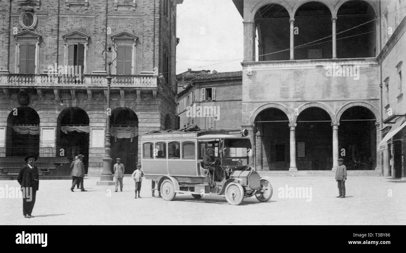 Italia, Marche, Macerata, saliendo del vehículo, línea Macerata-Treja, 30s Foto de stock