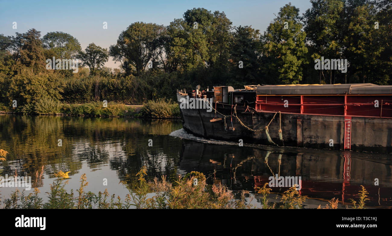 Barco en el río en la mañana Foto de stock