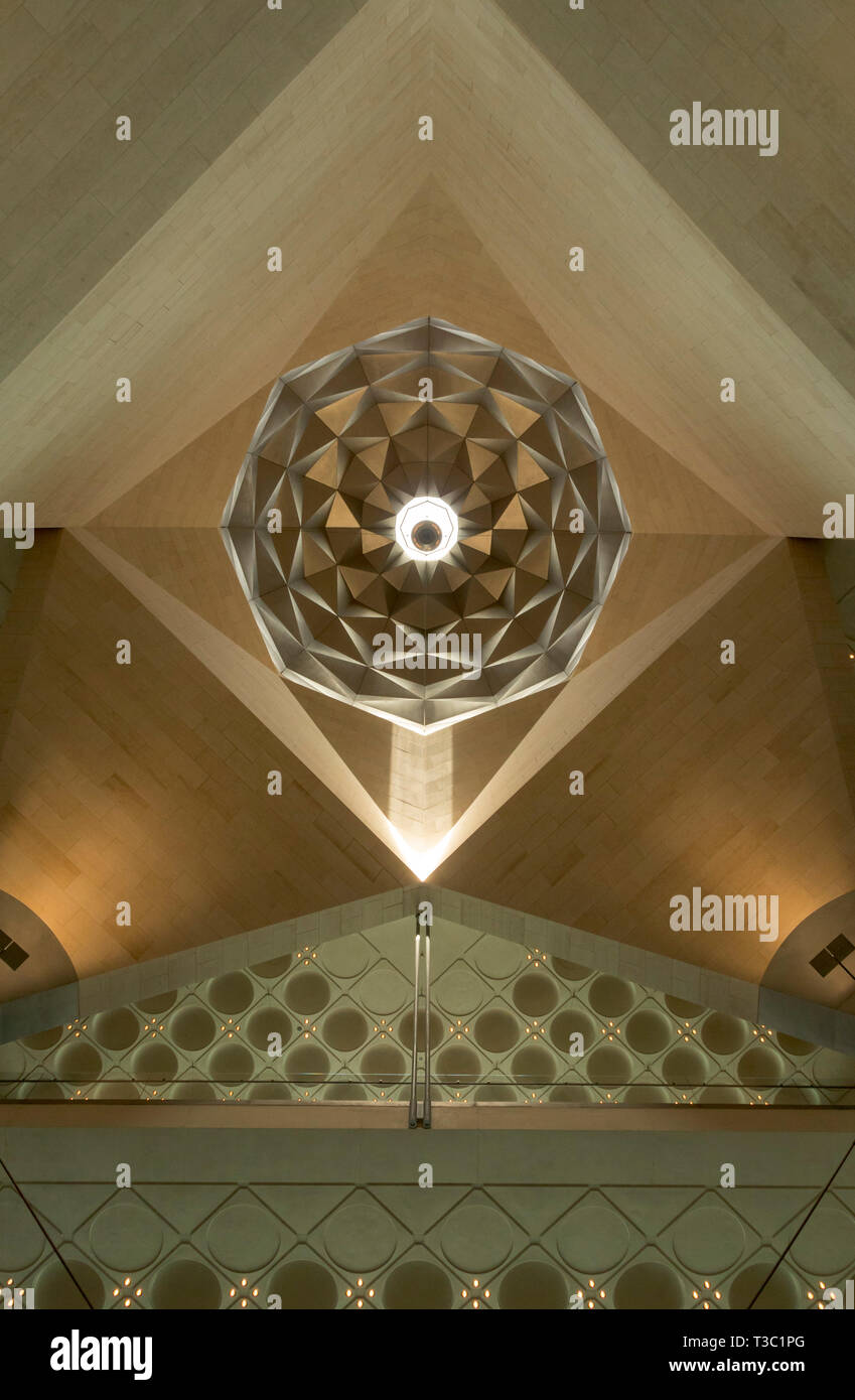 Cúpula interior, Museo de Arte Islámico, Doha, Qatar Foto de stock